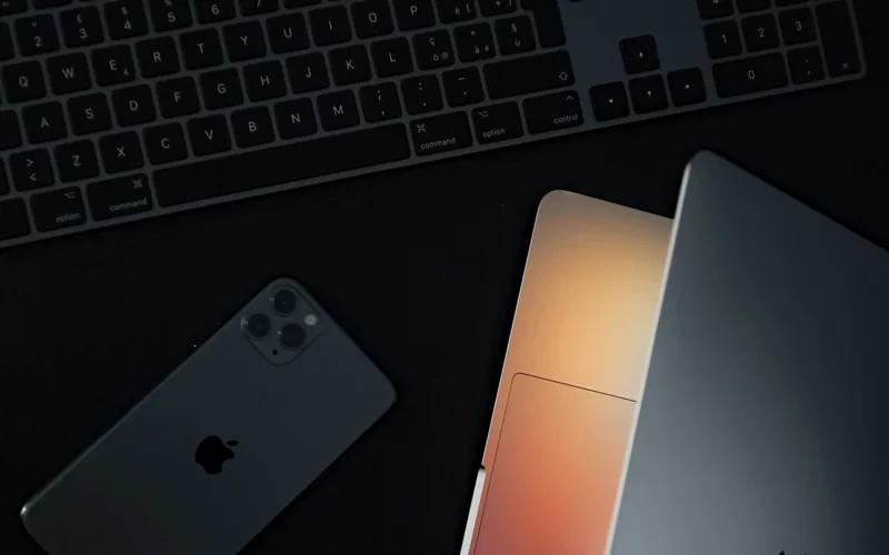 Site internet affiché sur ordinateur et smartphone